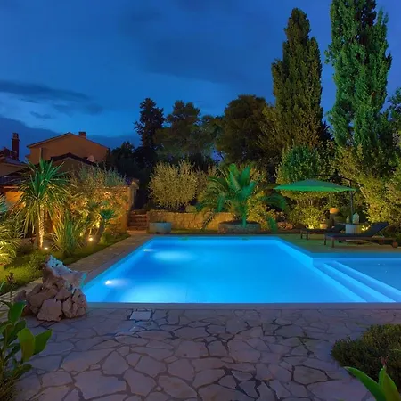La Villetta - First Class Location With Big Private Pool Apartment
