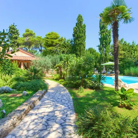 La Villetta - First Class Location With Big Private Pool