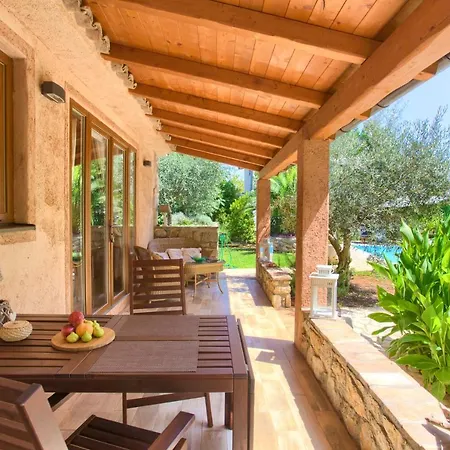 La Villetta - First Class Location With Big Private Pool Apartment