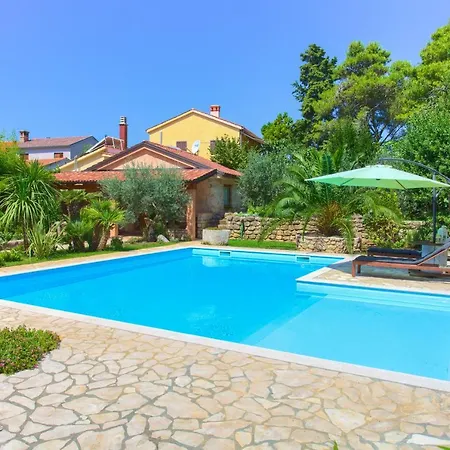 La Villetta - First Class Location With Big Private Pool Apartment Krk Town