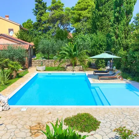 La Villetta - First Class Location With Big Private Pool Apartment